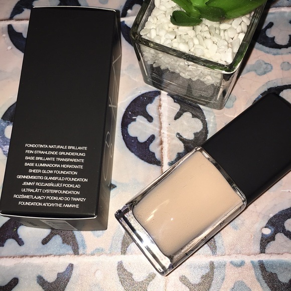 NARS Oslo Sheer Glow Foundation BNIN ๐๐โจ Light 1 - Picture 5 of 8